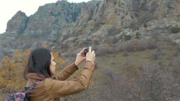 年轻女子自拍照在日落山上景观房 — 图库视频影像
