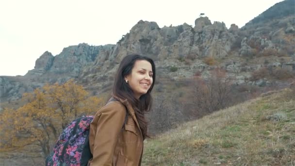 Touriste femme avec sac à dos eau potable dans la nature — Video