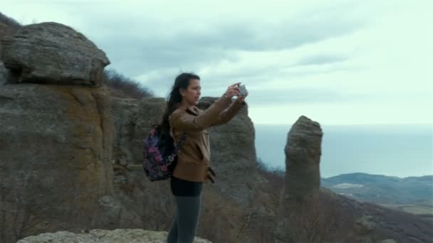 Ung kvinna selfie under solnedgången på berget med utsikt över landskapet — Stockvideo