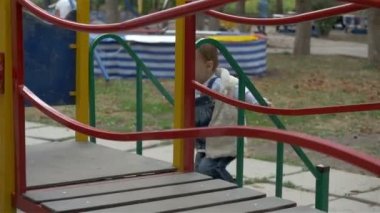 küçük kız bir roller coaster binmek oyun