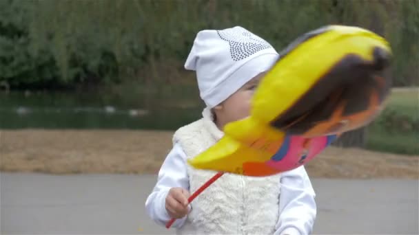 Kleines Mädchen mit Ballon — Stockvideo