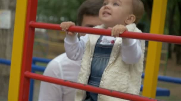 Dochter en papa op de speelplaats — Stockvideo