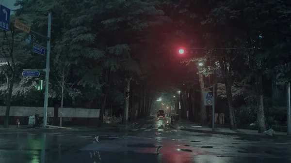 Seul Akşam Vakti Yağmurlu Sokaklarda Yürüyorum — Stok fotoğraf