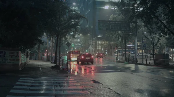 Прогулюючись Сеулі Дощовими Вулицями Увечері — стокове фото
