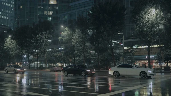 Spacer Deszczowych Ulicach Seulu Wieczorem — Zdjęcie stockowe