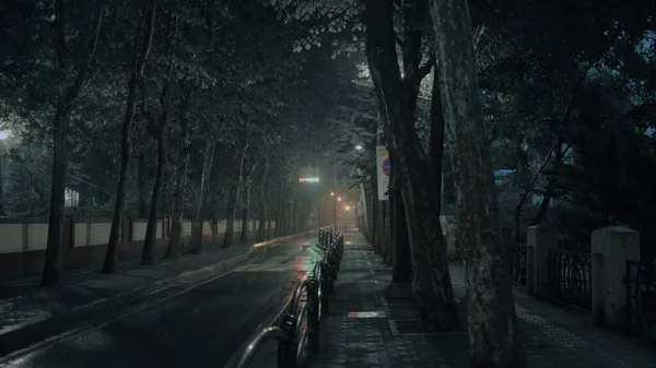 Прогулка Дождливым Улицам Сеула Вечером — стоковое фото