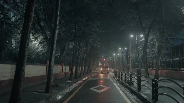 夜のソウルの雨の通りを歩く — ストック写真