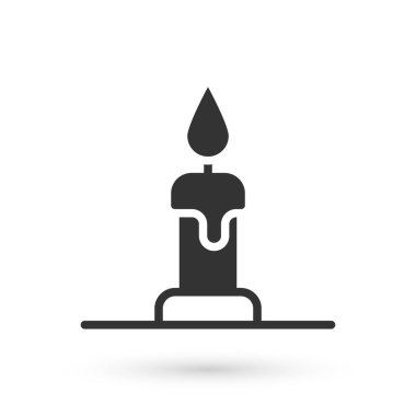 Beyaz arka planda izole edilmiş, şamdan simgesinde yanan gri mum. Silindirik mum çubuğu ve yanan ateş. Vektör