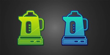 Siyah zemin üzerinde yeşil ve mavi elektrikli su ısıtıcısı simgesi izole edildi. Çaydanlık ikonu. Vektör