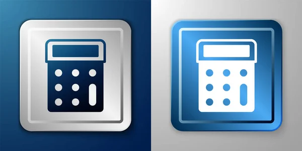 Ikona bílé kalkulačky izolovaná na modrém a šedém pozadí. Účetní symbol. Obchodní výpočty matematiky vzdělávání a financí. Stříbrný a modrý čtverec. Vektor — Stockový vektor