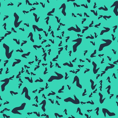 Yüksek topuklu siyah kadın ayakkabısı, yeşil arka planda iz bırakmış. Vektör