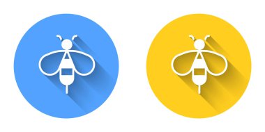 Beyaz Arı simgesi uzun gölge arkaplanı ile izole edildi. Tatlı doğal yemek. Bal arısı ya da kanat sembollü apis. Uçan böcek. Çember düğmesi. Vektör