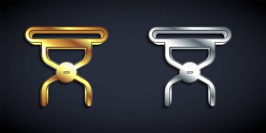 Altın ve gümüş Kamp Portatif katlanabilir sandalye ikonu siyah arka planda izole edildi. Dinlen ve rahatla. Balık koltuğu. Uzun gölge tarzı. Vektör