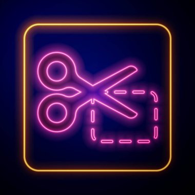 Parlayan neon makas, siyah arkaplanda izole edilmiş indirim kuponu simgesini keser. Online bir süpermarkette düşük fiyattan ya da yarı fiyatına satış yapma fikri. Vektör