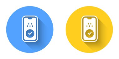 Beyaz Taksi mobil uygulama simgesi uzun gölge arkaplanı ile izole edildi. Mobil uygulama taksisi. Çember düğmesi. Vektör