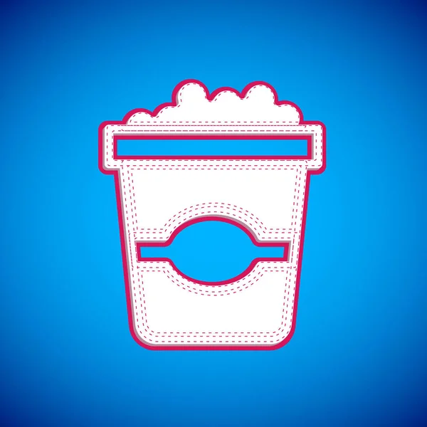 Bílý popcorn v papírové krabici ikona izolované na modrém pozadí. Kbelík s popcornem. Vektor — Stockový vektor