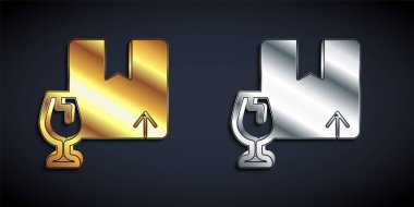 Kırık cam ikonun kırılgan içerik sembolünün siyah arka planda izole edildiği altın ve gümüş teslimat kutusu. Kutu, paket, paket işareti. Uzun gölge tarzı. Vektör