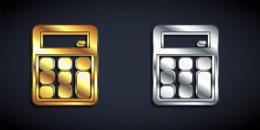 Siyah arkaplanda altın ve gümüş hesap makinesi simgesi izole edildi. Muhasebe sembolü. İş hesaplamaları matematik eğitimi ve finans. Uzun gölge tarzı. Vektör