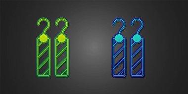 Siyah arkaplanda yeşil ve mavi küpeler ikonu var. Mücevher aksesuarları. Vektör