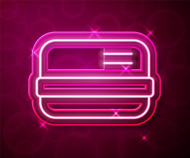 Parlayan neon hattı kredi kartı simgesi kırmızı arkaplanda izole edildi. Çevrimiçi ödeme. Nakit çekilmesi. Finansal operasyonlar. Alışveriş tabelası. Vektör