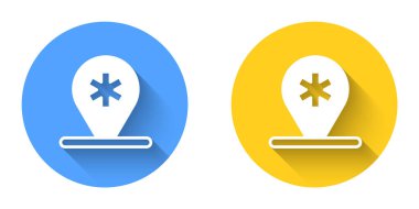 Kros hastane ikonuna sahip beyaz tıbbi harita işaretçisi uzun gölgeli arka plan. Çember düğmesi. Vektör