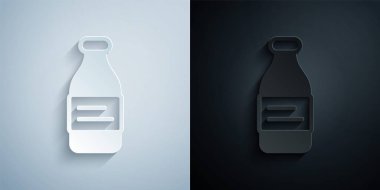 Kağıt kesiği, gri ve siyah arkaplanda izole edilmiş bir şişe su ikonu. Soda su içme tabelası. Kağıt sanatı tarzı. Vektör