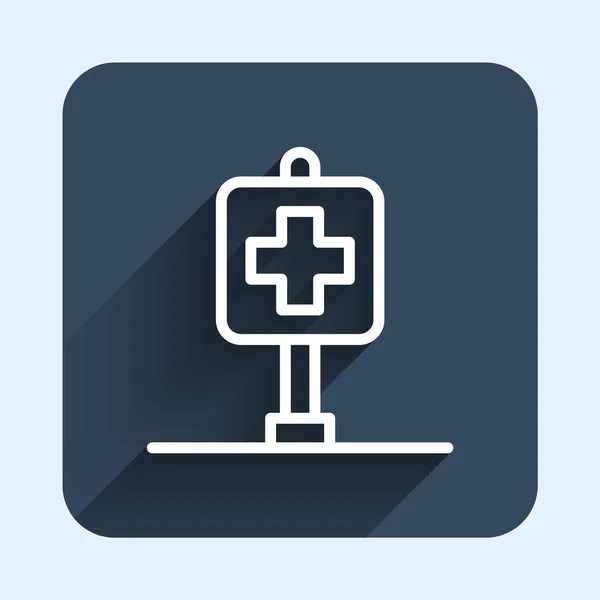 Vit linje Medicinsk karta pekare med kors sjukhus ikon isolerad med lång skugga bakgrund. Blå fyrkantig knapp. Vektor — Stock vektor