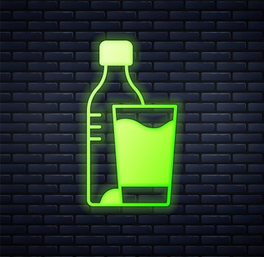 Duvarda izole edilmiş cam simgesi olan parlak neon lambalı su şişesi. Soda su içme tabelası. Vektör