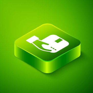 Yeşil arka planda izole edilmiş karton kutular simgesiyle Isometric Delivery Hand. Kuryeyle kapı kapı dolaşacağız. Yeşil kare düğmesi. Vektör