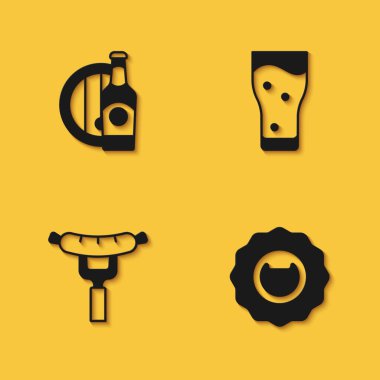 Bira şişesi ve ahşap fıçı, şişe açacağı çatalda sosis ve uzun gölgeli bir bardak bira. Vektör