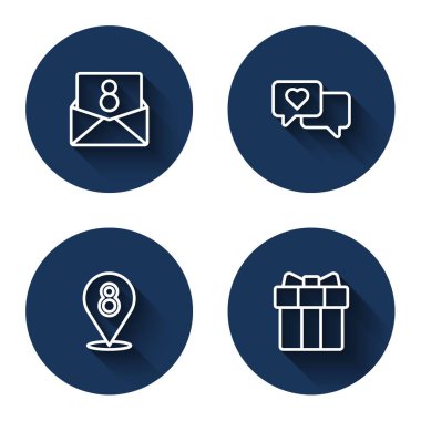 Konuşma balonunda Zarf 'ı 8 Mart' ın kalbiyle, hediye kutusuyla ve uzun gölgeli kalple ayarla. Mavi daire düğmesi. Vektör.