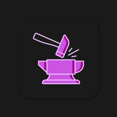 Siyah arkaplanda izole edilmiş ana hatlı demirci örs aracı ve çekiç simgesi. Metal dövmesi. Kalpazanlık aleti. Düz çizgili, gölgeli. Vektör.