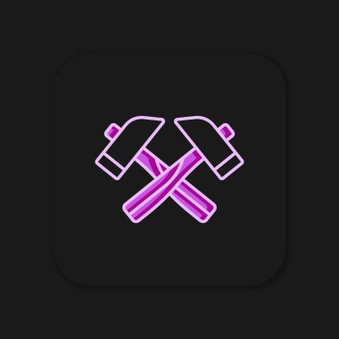 Siyah arkaplanda izole edilmiş çizgili çapraz çekiç simgesi. Tamir için bir araç. Düz çizgili, gölgeli. Vektör.