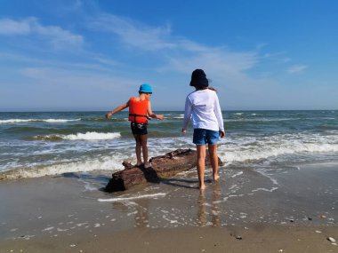 Sahilde oynayan iki çocuk.