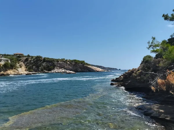 ギリシャ アリキ 美しい波 海のそばの岩 — ストック写真