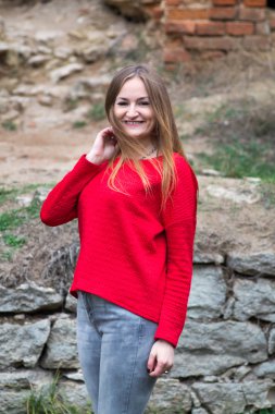 Kadın ve kırmızı elbiseler poziruye ön ve arka plan üzerinde