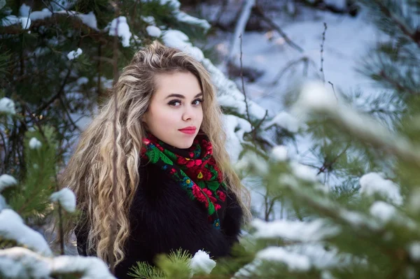 Aantrekkelijke jonge irl op de sneeuw buiten — Stockfoto