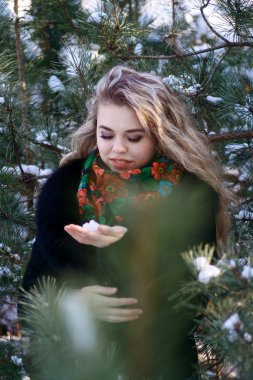 Çekici genç IRL açık karda