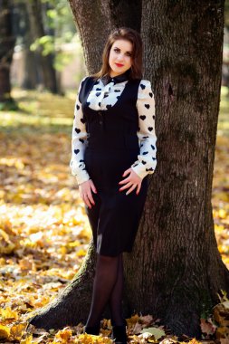 Kameraya bakarken parkta duran kadın