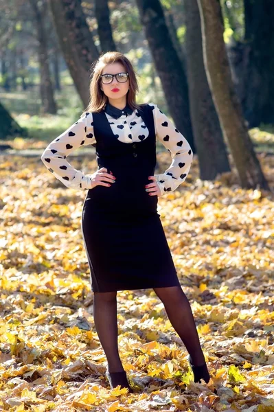 Kameraya bakarken parkta duran kadın