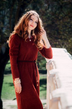 Kameraya bakarak güzel esmer