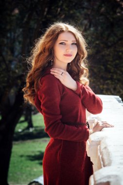 Kameraya bakarak güzel esmer