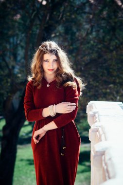 Kameraya bakarak güzel esmer