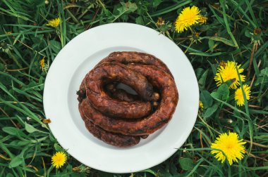 Beyaz bir kase ızgara sosis