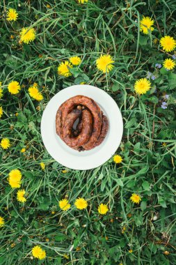 Beyaz bir kase ızgara sosis