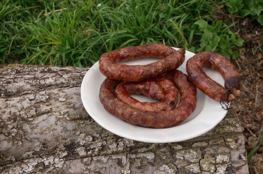 Beyaz bir kase ızgara sosis