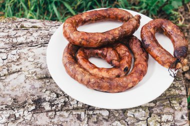 Beyaz bir kase ızgara sosis