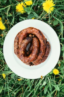 Beyaz bir kase ızgara sosis