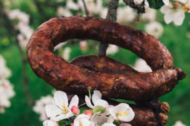 Beyaz bir kase ızgara sosis