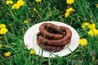 Beyaz bir kase ızgara sosis